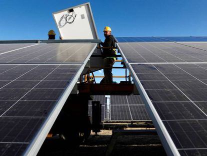 Dos trabajadores, en una planta fotovoltaica de Iberdrola en Badajoz.