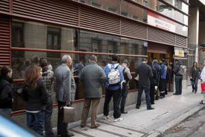 Una fila de personas hace cola en una oficina del INEM en Madrid. EFE/Archivo