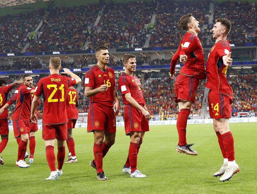 Jugadores de España celebran un gol, en un partido de la fase de grupos del Mundial de Fútbol Qatar 2022 entre España y Costa Rica en el estadio Al Zumama en Doha (Catar). EFE/José Méndez