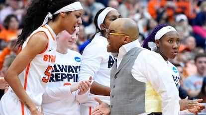 Quentin Hillsman se dirige a la jugadora Briana Day, durante un partido de Syracuse Orange en la liga universitaria estadounidense. Getty