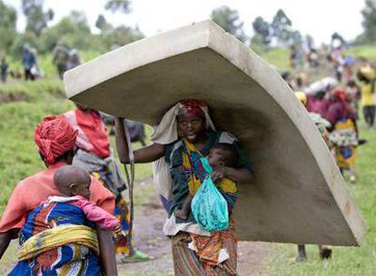 Refugiados huyen de la violencia a unos diez kilómetros de Goma, en Kivu Norte.