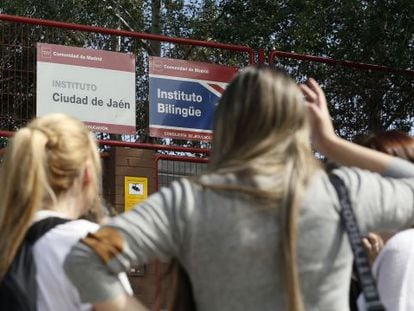 Alumnas en el instituto Ciudad de Jaén, el lunes.