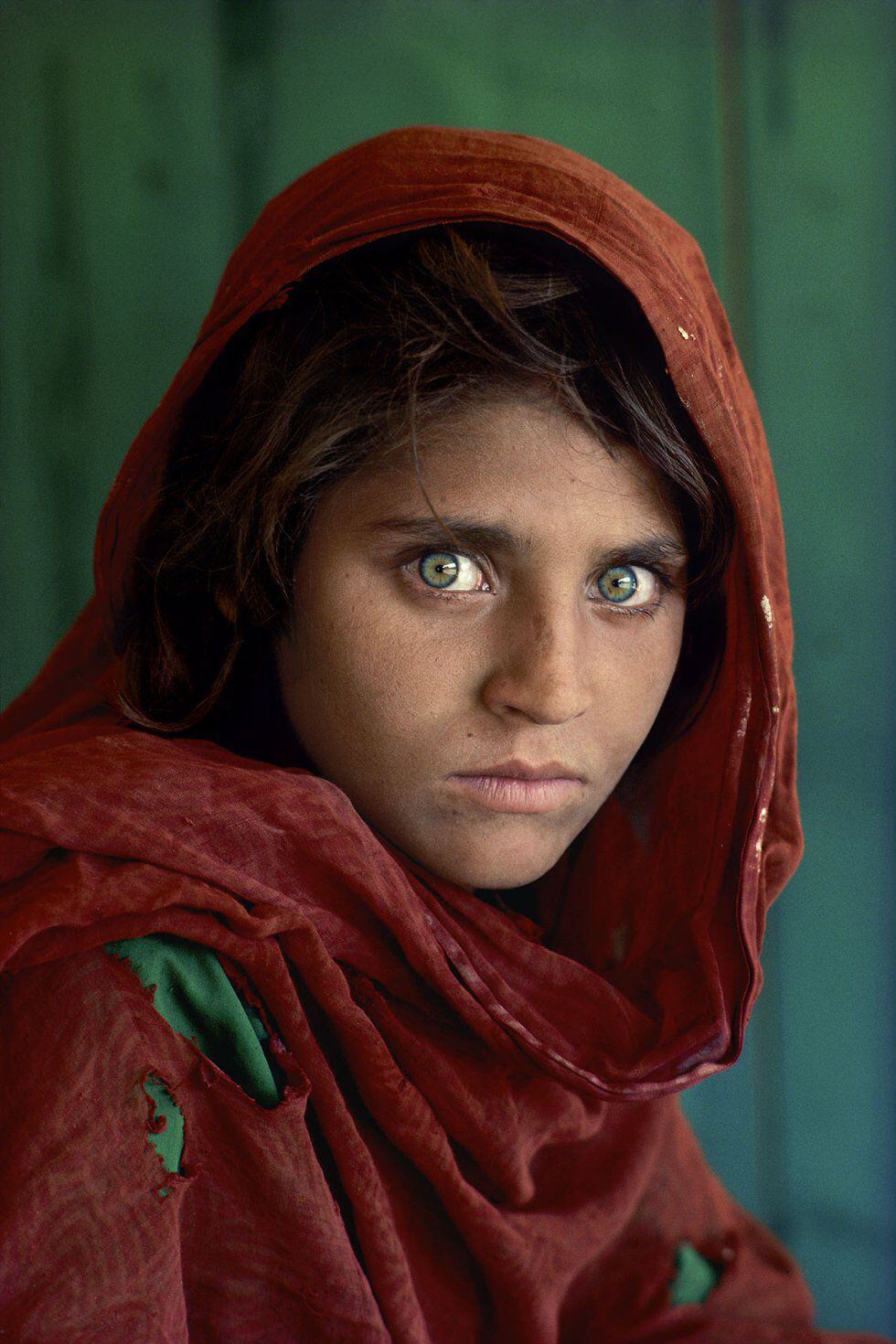 La célebre foto 'La niña afgana', tomada por McCurry en 1984 a Sharbat Gula y que fue portada de 'National Geographic'.