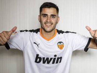 Maxi Gómez posa con la camiseta del Valencia.