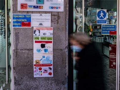 Una farmacia en el centro de Madrid con un cartel en el que indican que no tienen disponibilidad de test de antígenos.