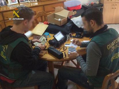 La Guardia Civil se incauta de tarjetas preparadas para ser clonadas y dinero en efectivo. 