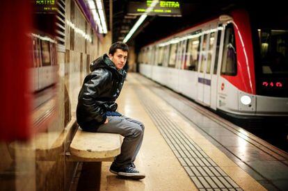 Christian Alfonso aguarda al metro para regresar a casa.