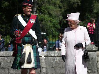 Isabel II junto a un oficial de la guardia en el castillo de Balmoral (Escocia), en agosto.