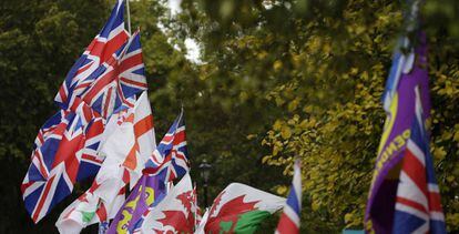 Banderas junto al Parlamento británico este viernes.