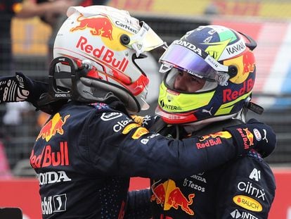 Verstappen y Checo Pérez celebran tras el GP de Francia.