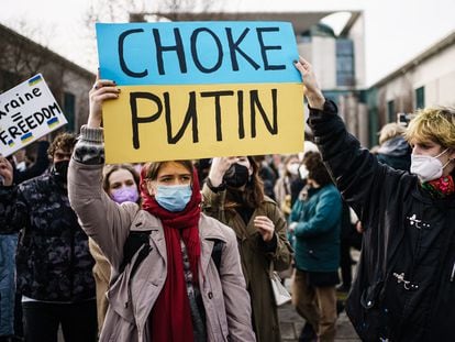Manifestantes con carteles "Ahogad a Putin" protestan contra la operación militar rusa en Berlín (Alemania).