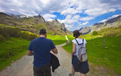 Senderistas en Valle de Lago, en el parque natural de Somiedo (Asturias).