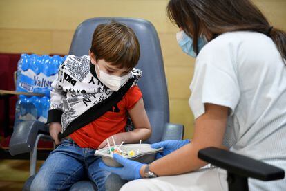 Una enfermera ofrecía caramelos a un niño el pasado diciembre tras vacunarle contra la covid en el Hospital infantil de O'Donnell, en Madrid.