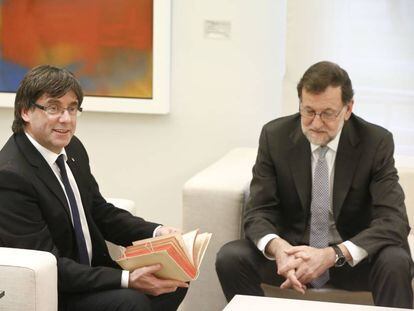 Mariano Rajoy junto a Carles Puigdemont en el Palacio de la Moncloa.