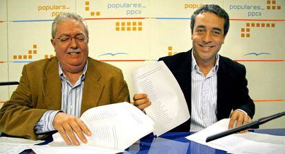 Pedro Agramunt (i), junto a V&iacute;ctor Campos, vicepresidente de la Comunidad Valenciana en 2007. 
