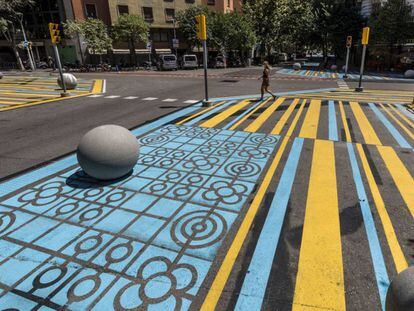 Cruïlla entre els carrers Consell de Cent i Rocafort de Barcelona, on s'ha intervingut amb urbanisme tàctic.
