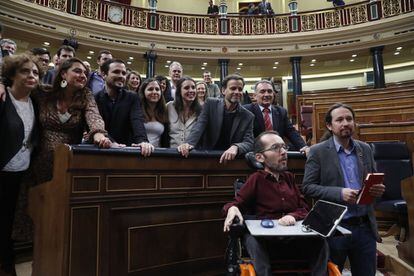 El grupo parlamentario de Unidas Podemos posa en el congreso de los Diputados.