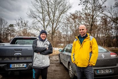 Fabrice Fahrner y Éric Bosnin, este domingo a la salida del poblado rumano de Siret.