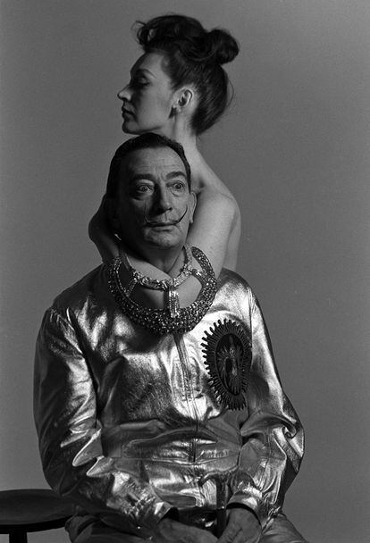 Salvador Dalí posa con un modelo para el fotógrafo Richard Avedon durante una sesión para la revista Vogue.