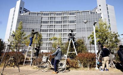 La prensa hace guardia en el centro donde se encuentra detenido Carlos Ghosn.
