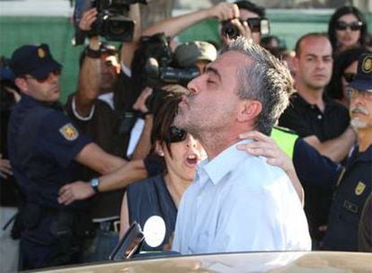 El alcalde de Estepona, Antonio Barrientos, lanza un beso a un grupo de vecinos que le apoyaban al salir del juzgado hacia la cárcel.