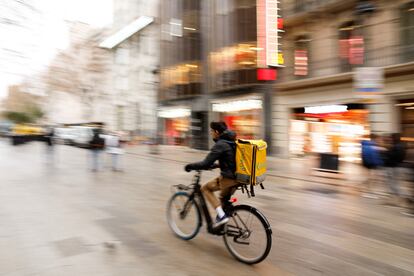 Un repartidor con la mochila de Glovo en Barcelona.