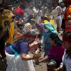 MEX30. CIUDAD DE MÉXICO (MÉXICO), 02/07/2021.- Danzantes participan en una ceremonia con motivo del Paso Cenital del Sol, el 17 de mayo de 2021, en el Zócalo de Ciudad de México (México). La normalidad ha vuelto al corazón de la capital mexicana. Y con ella los turistas, los bailarines al sol y los ritos indígenas que hacen de esta plaza una de las más visitadas de Latinoamérica. EFE/ Carlos Ramírez