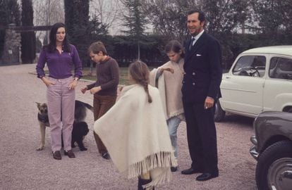 La actriz Lucia Bose y el torero Luis Miguel Domingíin con sus hijos Lucía, Paola y Miguel, en 1970.