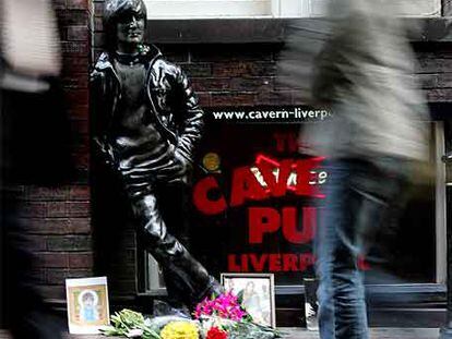Estatua que representa a John Lennon en Liverpool.