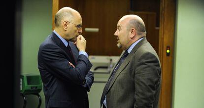 Iturrate (derecha) habla con el consejero de Interior, Rodolfo Ares, en el Parlamento.