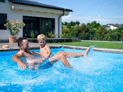 Disponer de un agua desinfectada y limpia es fundamental para disfrutar de los baños en la piscina. GETTY IMAGES.