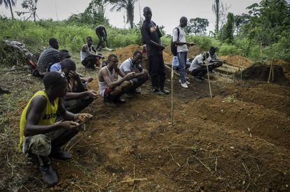 En el bosque, a unos pocos metros del centro de aislamiento de MSF, un equipo de la Organización Mundial de la Salud entierra a los pacientes que no superaron el virus del Ébola. Allí rezan juntos musulmanes y cristianos.