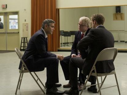 Desde la izquierda George Clooney, Philip Seymour Hoffman y Ryan Gosling en &#039;Los idus de marzo&#039;.