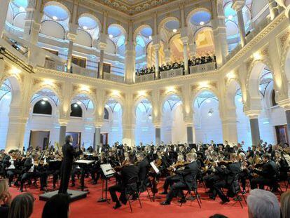 La Filarm&oacute;nica de Viena durante el concierto del s&aacute;bado en Sarajevo. / Almir Zrno (Efe)