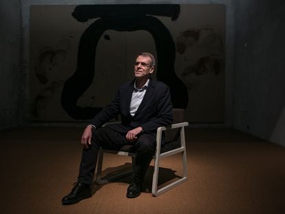 El rector de la UPF, Oriol Amat, ante el mural de Antoni Tàpies en el Campus Ciutadella de la universidad