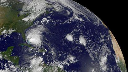 Imagen por satélite de la NASA en la que se muestra un huracán en medio de las Bahamas.