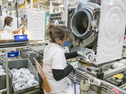 Dos trabajadoras en su puesto de la fábrica de lavadoras de BSH en La Cartuja (Zaragoza).