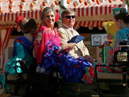 Los reyes de Holanda, Guillermo y Máxima, junto a sus tres hijas en la Feria de Sevilla, el 10 de mayo de 2019.