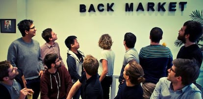 El equipo de Back Market mirando el logo de la compañía.