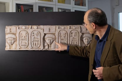 El egiptólogo y director de las excavaciones Luis Manuel Gonzálvez, muestra una réplica de uno de los bloques del templo de Ptolomeo I hallado en yacimiento de Sharuna, ayer en el Museu Egipci.
