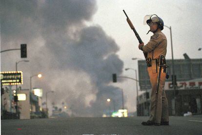 Un policía en el sur de Los Ángeles en el segundo día de disturbios, el 30 de abril de 1992.