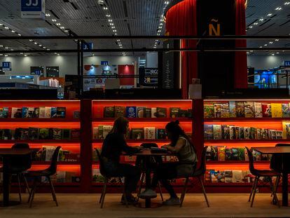 Visitantes de la Feria Internacional del Libro (FIL) recorren los pasillos y compran libros el 25 de noviembre de 2023 en Guadalajara, México. La FIL tiene como invitada de honor a la Unión Europea.