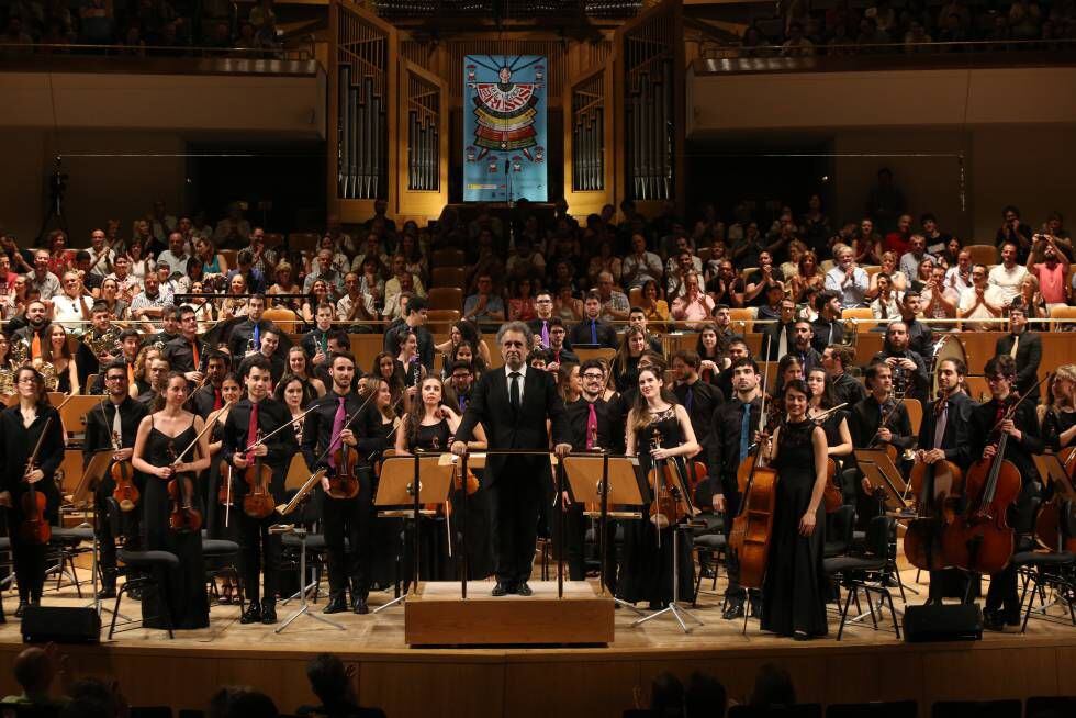 Josep Pons saluda antes de comenzar su concierto al frente de la JONDE, ayer en el Auditorio Nacional.
