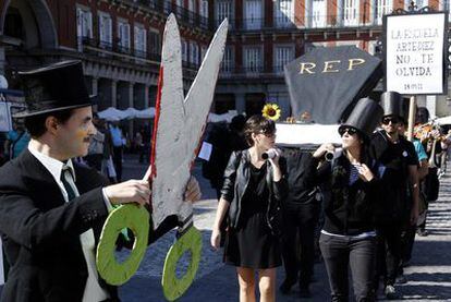 Actuación en la plaza Mayor contra los recortes en la enseñanza.