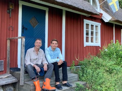 Los investigadores Svante Pääbo y Hugo Zeberg, en la cabaña sueca en la que elaboraron su estudio la semana pasada.