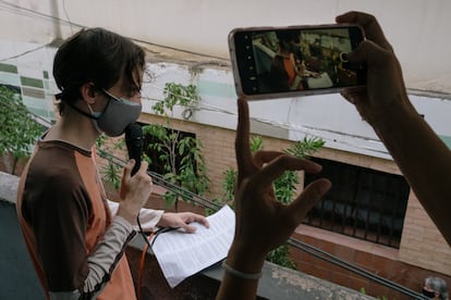 Joshua De Freitas, integrante de El Bus TV, da las noticias en el barrio Bello Campo de Caracas.