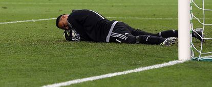 Keylor Navas, portero del Real Madrid, sujeta el balón en el suelo.