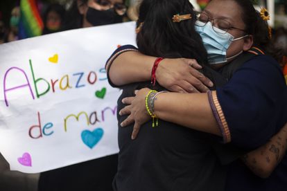 Linda Laura González Reyes regaló abrazos este sábado en el día del Orgullo 2022 en Ciudad de México.