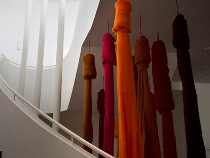 'Quipu menstrual (la sangre de los glaciares)', 2006/2021. Cecilia Vicuña.