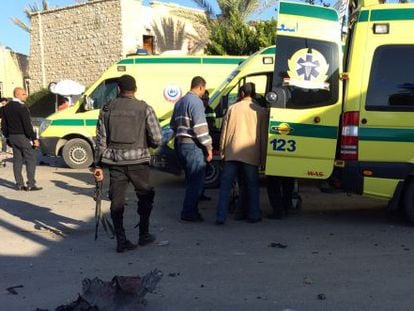 Personal sanitario y fuerzas de seguridad, frente al hotel atacado este martes en el Sina&iacute;. 